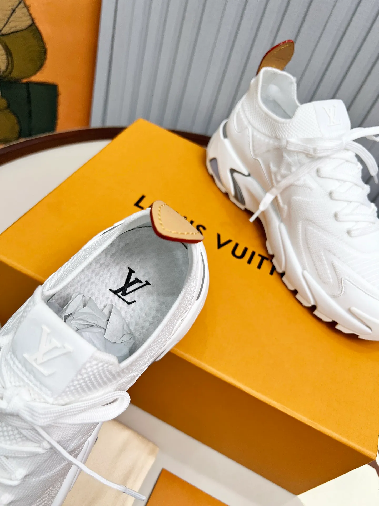 Top version: 560💰 LV Louis Vuitton L Jialu brand Runner Tatic series thick-soled casual sports shoes running shoes Original purchase development and production This LV Runner Tatic sports shoe is blended with fly-knit fabric material to interpret the inspiration of traditional mountaineering shoes. The LV letters are written on one side, the Louis Vuitton logo, and the light and wear-resistant rubber outsole complete the whole package. The delivery counter is exquisitely packaged🛍📦 ▪️Fabrics: Original imported custom fly-knit fabric ▪️Inner lining: Original custom-made breathable mesh ▪️Sole: Original molded anti-slip rubber combination material ▪️Sole thickness: 4CM ▪️Size: Men's 39-45